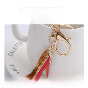 Détail du porte-clés escarpin rouge avec strass brillants et fermoir mousqueton doré