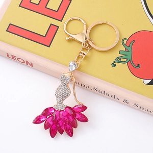 Porte-clés sirène élégant avec strass roses sur fond de livre jaune vif