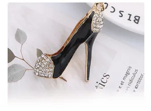 Détail du porte-clés escarpin avec finition noire brillante et strass blancs étincelants