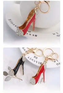 Détails des porte-clés talons hauts en émail rouge et noir avec strass étincelants