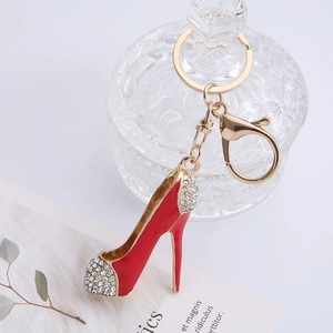 Vue détaillée porte-clés talon haut rouge avec strass brillants et fermoir doré