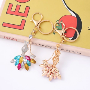 Porte-clés sirène dorée avec strass multicolores et anneau mousqueton en métal chic