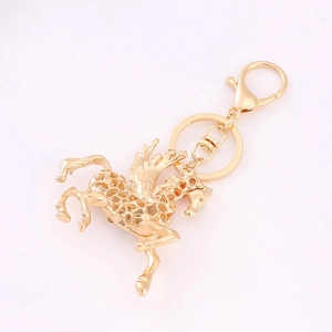 Goldener Pegasus Schlüsselanhänger mit Opalsteinen und filigranem Netzflügel-Design