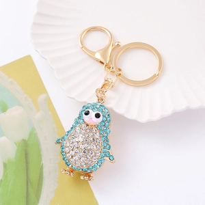 Détail d'un porte-clés pingouin en strass avec fermoir mousqueton doré et anneau
