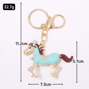 Porte-clés cheval doré avec émail bleu et strass, dimensions 11,2 cm x 7,3 cm