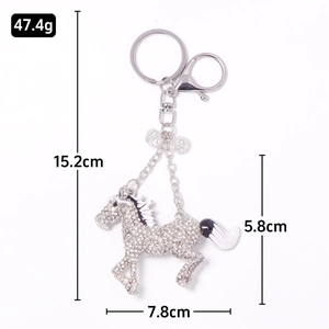 Porte-clés cheval argenté avec strass blancs et dimensions affichées sur fond blanc