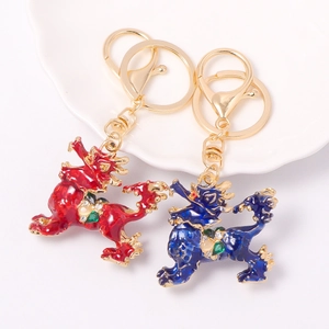 Portachiavi Kirin tradizionale con strass di cristallo in smalto rosso e blu