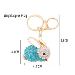 Portachiavi con coniglio creativo con strass blu e bianchi e chiusura dorata