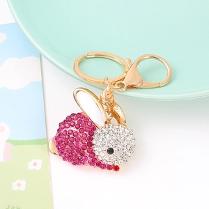 Dettaglio portachiavi a coniglio con strass rosa e bianchi e anello in metallo dorato