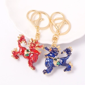 Portachiavi kylin cinese con strass rosso e blu su anello in metallo dorato