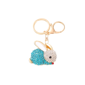 Dettaglio del portachiavi a forma di coniglio con strass blu e moschettone dorato