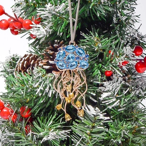 Détail du pendentif méduse en cristal avec strass bleus sur un sapin de Noël festif