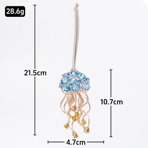 Vue détaillée du pendentif méduse en cristal montrant la longueur et les strass bleus
