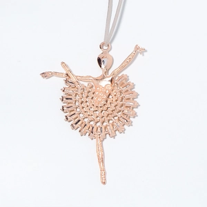 Détail de ballerine en or rose avec jupe en cristal et ruban de suspension gris