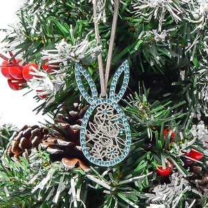 Zinklegierung Kaninchen-Anhänger mit blauen Strasssteinen am verschneiten Weihnachtsbaum