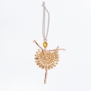 Détail du pendentif ballerine en or rose avec cristaux ambrés et strass scintillants