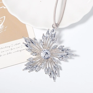Élégant pendentif flocon de neige argenté avec cristaux clairs sur cordon beige