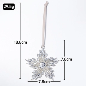 Détails du pendentif flocon de neige argenté avec strass incluant taille et poids précis