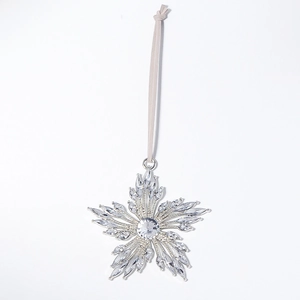 Vue détaillée du pendentif flocon de neige étincelant avec strass et cordon en daim