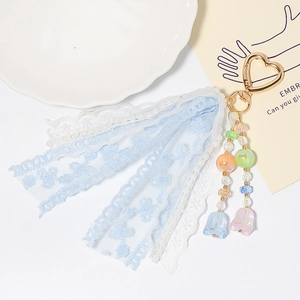 Chic lace and pearl keychain with resin flowers and golden heart-shaped metal clasp
