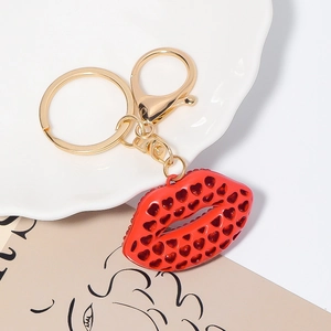 Porte-clés lèvres rouges avec motif cœur évidé et fermoir mousqueton doré