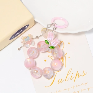 Détail du porte-clés perlé tulipe rose avec perles en résine et anneau en métal