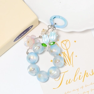 Vue détaillée du porte-clés perlé tulipe bleu clair avec un éclat perlé sur fond blanc