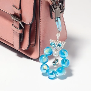 Blauer Kristall Schmetterling Schlüsselanhänger mit Perlen und Herz an rosa Tasche