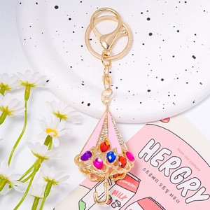 Détails du porte-clés parapluie rose avec cristaux colorés et fermoir doré en gros plan