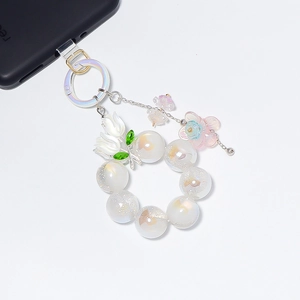 Détail de bijou de téléphone en perles tulipe avec pendentifs floraux et nacres irisées