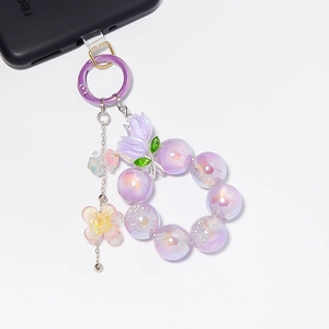 Détail du bijou de téléphone en perles violettes avec pendentif tulipe et anneau