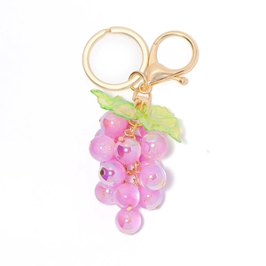 Schattige paarse druiven sleutelhanger met hars fruit hanger en gouden metalen ring