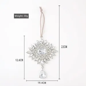 Décoration de Noël en forme de flocon de neige argenté orné de strass brillants