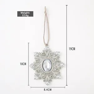 Vue détaillée du pendentif flocon de neige en strass, dimensions 8,4cm sur 10cm