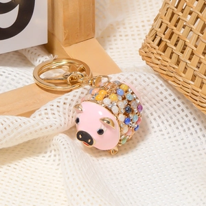 Detail von rosa Emaille Schwein Schlüsselanhänger mit Strass und vergoldetem Ring