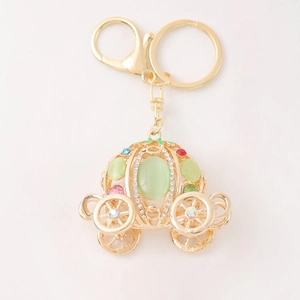 Exquisiter goldener Kürbis-Kutschen-Schlüsselanhänger mit Opal und bunten Strass