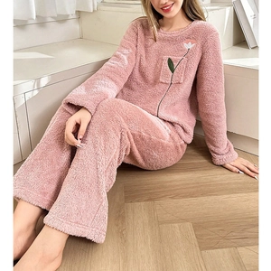 Pyjama douillet en peluche rose pour femme avec polaire douce et broderie de tulipes