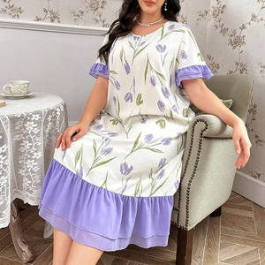 Loses weißes Nachthemd mit lila Tulpendruck und Rüschenbesatz für bequeme Loungewear