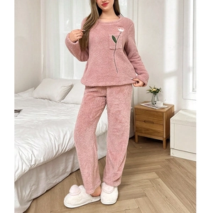 Ensemble de pyjama en polaire rose pour femme avec broderies de fleurs douces