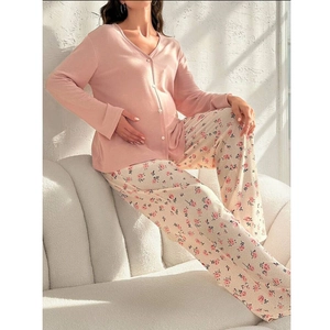 Pyjama deux pièces pour femme avec haut rose à col en V et pantalon à imprimé floral