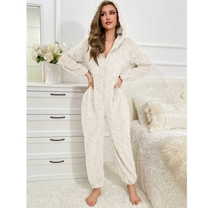 Dettaglio tuta in pile corallo bianco crema con elegante motivo a maglia a rombi