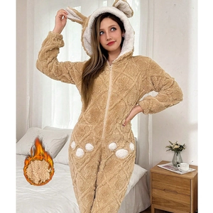 Combinaison en polaire corail à capuche avec oreilles et pattes d'animaux en beige