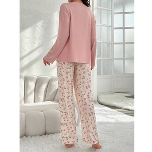 Ensemble de pyjama rose à manches longues pour femme avec pantalon à fleurs élégant