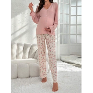 Détail du pyjama de maternité à fleurs avec manches longues col V et pantalon rose imprimé