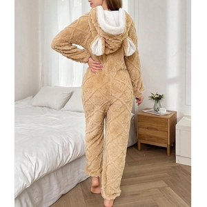 Combinaison pyjama femme en polaire corail avec capuche à oreilles de lapin et motif losange