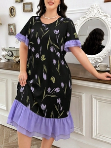 Detailansicht des Lavendel-Tulpenmusters auf schwarzem Kleid mit Rüschensaum