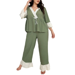 Conjunto de pijama verde para mujer con escote en V, encaje y lazo en cintura