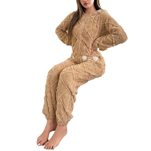 Combinaison pyjama femme en polaire corail avec capuche oreilles de lapin et pompons marron