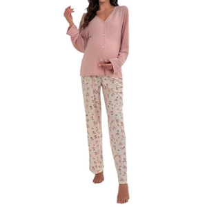 Pyjama de maternité à fleurs avec haut rose col en V et pantalon imprimé de roses