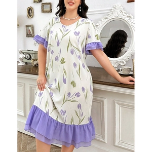 Detail eines Nachthemdes mit Tulpenprint, Rüschensaum aus Netzstoff und Lagenlook